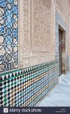las-paredes-decoradas-con-mosaicos-en-los-palacios-nazaries-de-la-alhambra-granada-andalucia-e...jpg