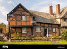 ancient-medieval-tudor-timber-framed-houses-in-pembridge-herefordshire-EX77CX.jpg